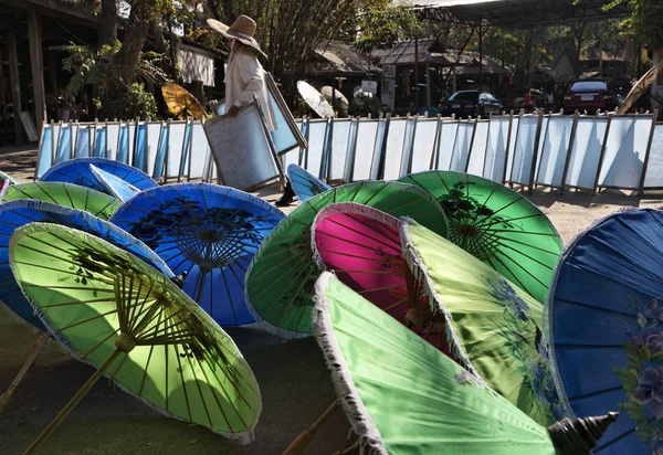 Thaiföld, Chiang Mai, kézzel festett Thai napernyők, szárítás a napon kívül egy esernyő üzemében — Stock Fotó