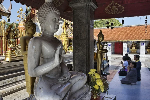Thajsko, chiangmai, prathat doi suthep buddhistický chrám, thajské modlí — Stock fotografie