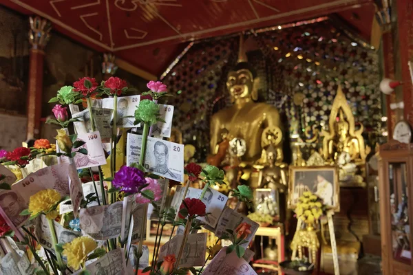 泰国，清迈，prathat 佛教双龙寺，泰国货币法案 (铢) 提供的宗教对一尊金质佛像 — 图库照片
