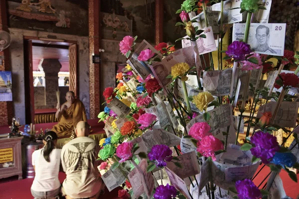 Thaïlande, Chiang Mai, Prathat Temple bouddhiste Doi Suthep, billets d'argent thaïlandais (Bahts) offerts par un religieux et un moine bouddhiste en arrière-plan — Photo
