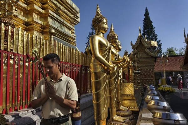 Thailand, Chiangmai, Prathat Doi Suthep Buddhist temple, golden Buddha statues and Thai religious praying — Stock Photo, Image