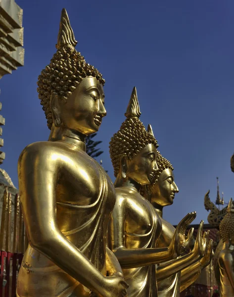 Arany Buddha szobrok Thaiföld, Chiangmai, Prathat Doi Suthep buddhista templom — Stock Fotó