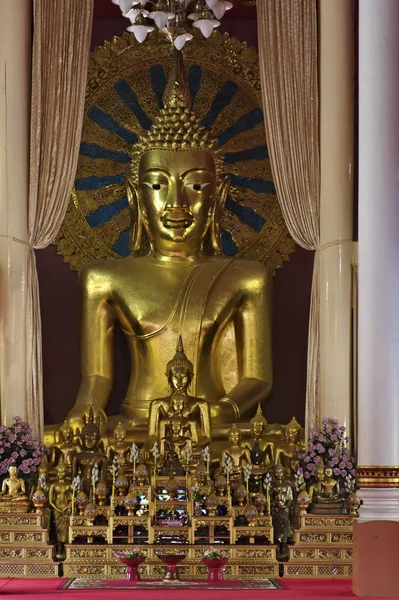 Tailândia, Chiang Mai, Prathat Doi Suthep templo budista, estátua dourada do Buda — Fotografia de Stock