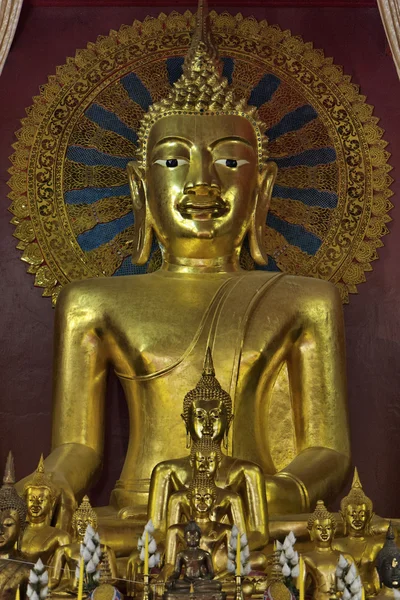 Таиланд, Чиангмай, буддийский храм Прато Дои Сутеп, статуя золотого Будды — стоковое фото