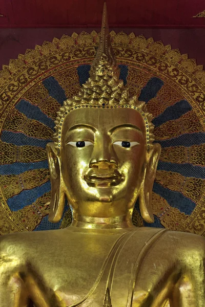Thailand, chiang mai, prathat doi suthep buddhistischer Tempel, goldene Buddhastatue — Stockfoto
