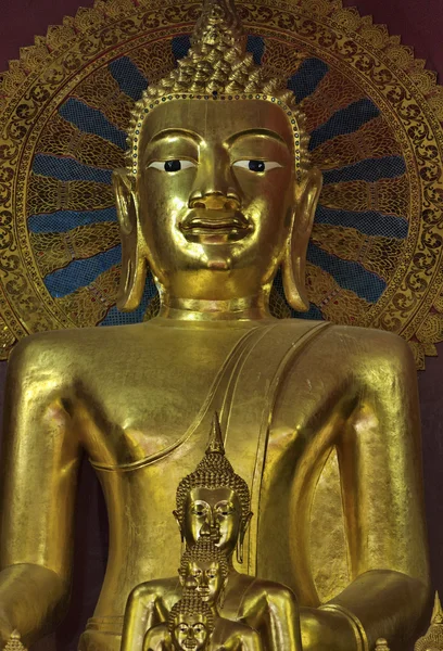 Thailand, Chiang Mai, Prathat Doi Suthep Buddhist temple, golden Buddha statue — Stock Photo, Image