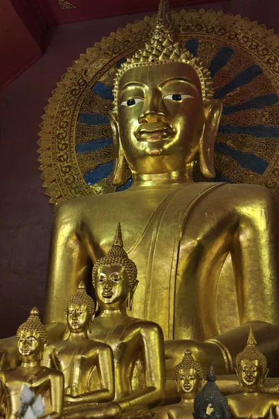 Thailand, Chiang Mai, Prathat Doi Suthep Buddhist temple, golden Buddha statue — Stock Photo, Image