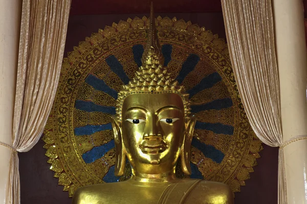 Tailandia, Chiang Mai, Prathat Doi Suthep templo Buddhist, estatua de Buda de oro —  Fotos de Stock