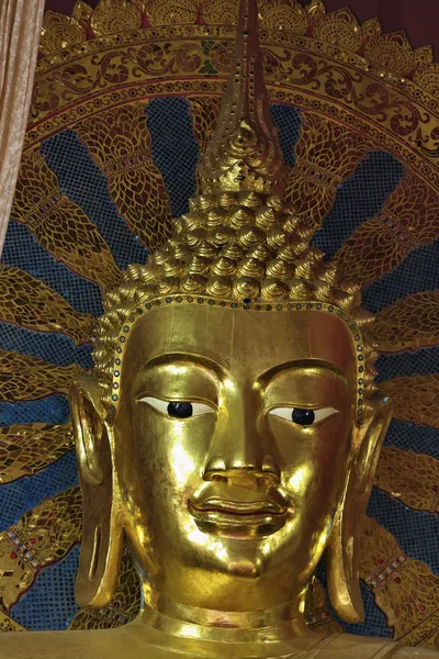 Thaiföld, Chiang Mai, Prathat Doi Suthep buddhista templom, az arany Buddha-szobor — Stock Fotó
