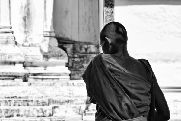 Tailândia, Chiang Mai, Prathat Doi Suthep templo budista, jovem monge budista — Fotografia de Stock