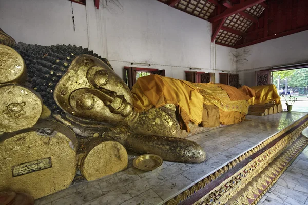 Thailand, Chiang Mai, a laying Buddha statue inside a small Buddhist temple — Stock Photo, Image