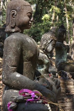 Tayland, chiang mai, u-mong Tapınağı, eski Buda heykelleri