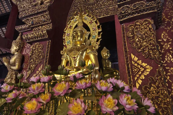 Thailandia, Chiang Mai, Prathat Doi Suthep tempio buddista, statua di Buddha dorato — Foto Stock