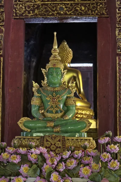 Tailândia, Chiang Mai, Prathat Doi Suthep templo budista, estátua de Buda de jade — Fotografia de Stock
