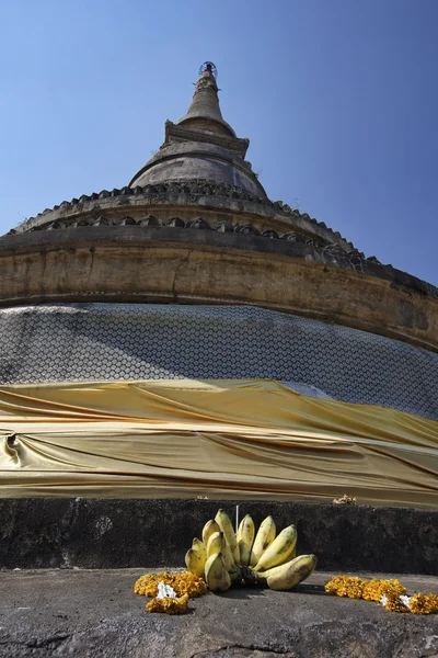 Tailandia, Chiang Mai, U-Mong templo budista, frutas y flores ofrecidas por los religiosos tailandeses — Foto de Stock
