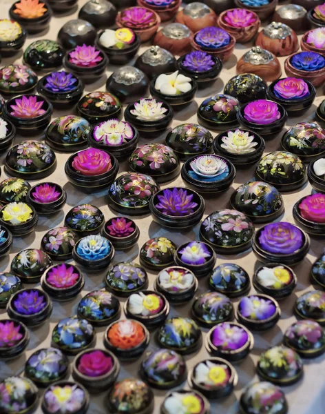 Таиланд, Чиангмай, мыло ручной работы с различными цветами формы для продажи на местном рынке — стоковое фото
