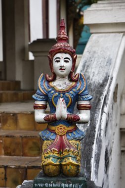 Tayland, chiang mai, ket karam Tapınağı (wat ket karam), bir yan kapı adım tapınağın üzerinde küçük Buda heykeli