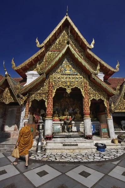 泰国，清迈、 帕息息相关双龙寺 (wat phra 息息相关双龙）、 一名佛教僧人走在殿里 — 图库照片