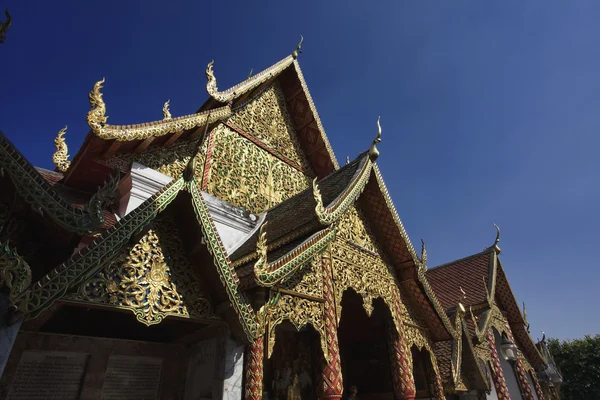 Tailândia, Chiang Mai, Phra Thart doi suthep temple (Wat Phra Thart Doi Suthep), ornamentos do telhado — Fotografia de Stock