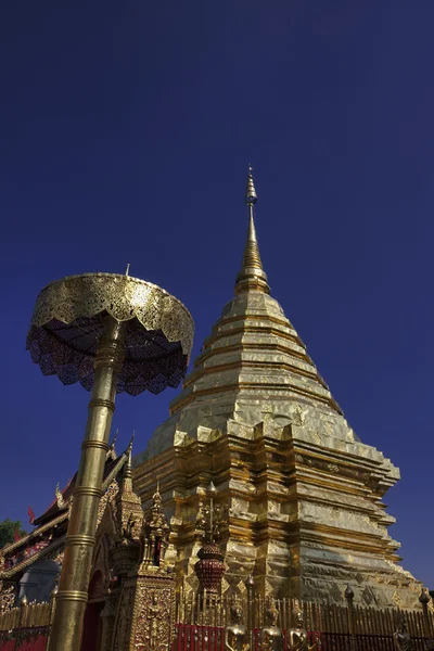 タイ、チェンマイ、phra thart ドイ ステープ寺院 （ワット ・ プラ ・ thart ・ ドーイ ・ ステープ)、ゴールデン屋根 — ストック写真