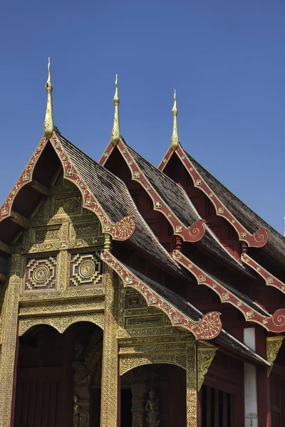 Tailandia, Chiang Mai, Phra Thart doi suthep templo (Wat Phra Thart Doi Suthep), adornos de techo — Foto de Stock