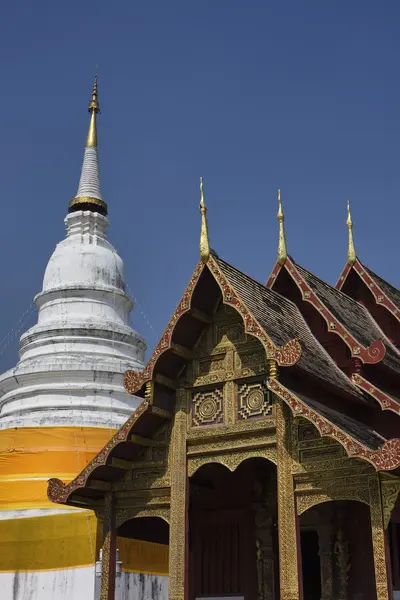 泰国，清迈、 帕息息相关双龙寺 (wat phra 息息相关双龙)、 屋顶装饰 — 图库照片