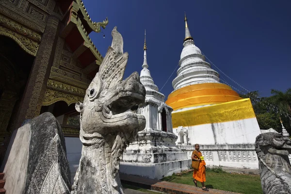 Thaiföld, chiang mai, phra hozzávetőlegesen doi suthep templom (wat phra hozzávetőlegesen doi suthep), egy buddhista szerzetes sétál a templomban — Stock Fotó