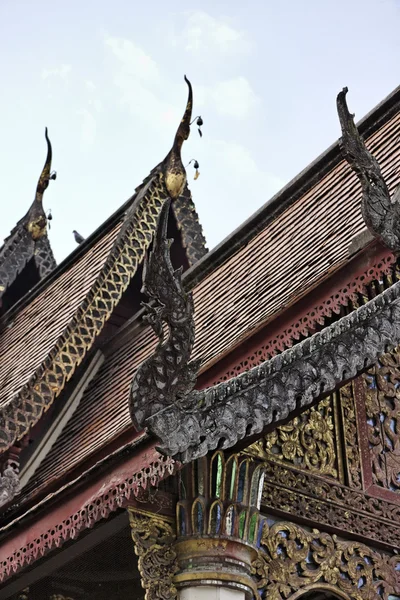 Thailand, chiang mai, ket karam tempel (wat ket karam), houten dak ornamenten — Stockfoto