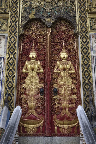 Tailândia, Chiang Mai, Templo Ket Karam (Wat Ket Karam), estátuas douradas de Buda em uma das portas laterais do templo — Fotografia de Stock