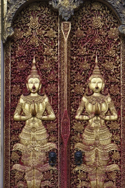 Tayland, chiang mai, ket karam Tapınağı (wat ket karam), bir tapınağın yan kapılar altın Buda heykelleri — Stok fotoğraf