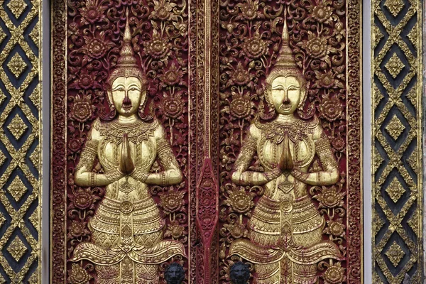 Tayland, chiang mai, ket karam Tapınağı (wat ket karam), bir tapınağın yan kapılar altın Buda heykelleri — Stok fotoğraf