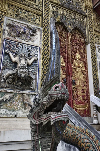 タイ、チェンマイ、ket カラム寺院 （ワット ・ ケット ・ カラム)、寺院の側のドアの 1 つに、古い宗教のドラゴン像 — ストック写真