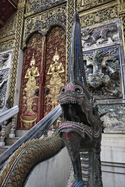 Thailand, Chiang Mai, Ket Karam Temple (Wat Ket Karam), an old religious dragon statue on one of the side doors of the temple — Stock Photo, Image