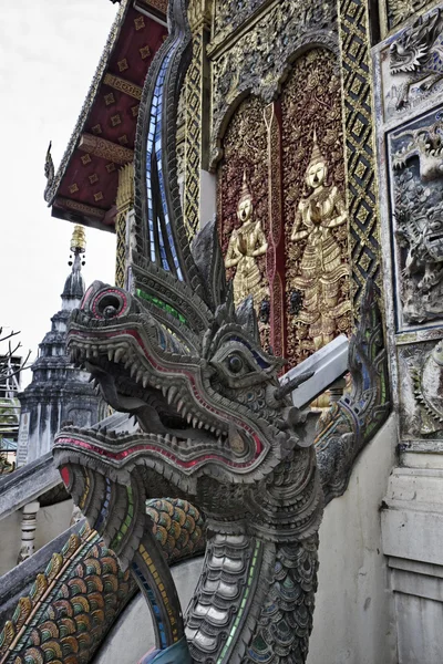タイ、チェンマイ、ket カラム寺院 （ワット ・ ケット ・ カラム)、寺院の側のドアの 1 つに、古い宗教のドラゴン像 — ストック写真