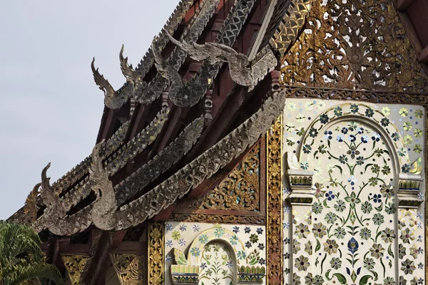 泰国，清迈、 帕息息相关双龙寺 (wat phra 息息相关双龙)、 木质屋顶装饰 — 图库照片