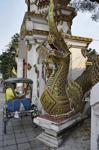 Tajlandia, chiang mai, tajski Riksza zaparkowany przez posąg smoka religijnych, przy wejściu do świątyni buddyjskiej — Zdjęcie stockowe