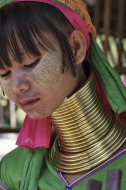 Tayland, chiang mai, karen uzun boyunlu tepe kabile Köyü (kayan lahwi), uzun boyunlu kadın geleneksel kostümleri. 5 veya 6 yaşında olduğunda kadınlar pirinç halkalar kendi boynuna koy.