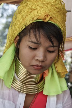 Tayland, chiang mai, karen uzun boyunlu tepe kabile Köyü (kayan lahwi), uzun boyunlu kadın geleneksel kostümleri. Ne zaman onlar 5 veya 6 yaşında ve num artırmak kadın pirinç halkalar kendi boynuna koy.