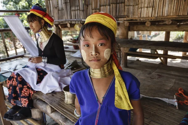 Tailandia, Chang Mai, Karen Long Neck aldea de la tribu de la colina (Kayan Lahwi), niña y su madre en trajes tradicionales. Las mujeres se ponen anillos de latón en el cuello cuando tienen 5 o 6 años y aumentan —  Fotos de Stock