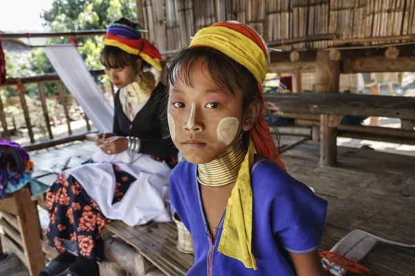 Tailandia, Chang Mai, Karen Long Neck aldea de la tribu de la colina (Kayan Lahwi), niña y su madre en trajes tradicionales. Las mujeres se ponen anillos de latón en el cuello cuando tienen 5 o 6 años y aumentan — Foto de Stock