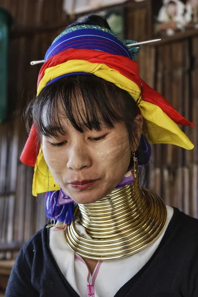 Thailand, chang mai, karen lång hals backen stam byn (kayan lahwi), lång hals kvinna i traditionella dräkter. kvinnor sätta mässing ringar på halsen när de är 5 eller 6 år gammal och öka den stel — Stockfoto