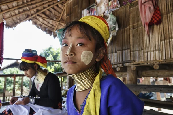 Thajsko, chang mai, karen dlouhý krk hill pokolení vesnice (kayan lahwi), mladá dívka a její matka v tradičních krojích. ženy dal mosazné kroužky na jejich krku, když jsou 5 nebo 6 let a jsou stále — Stock fotografie