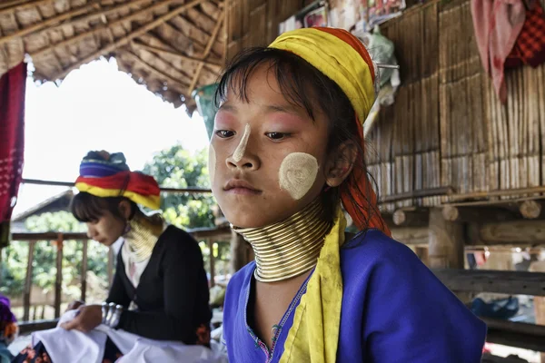 Tailandia, Chang Mai, Karen Long Neck aldea de la tribu de la colina (Kayan Lahwi), niña y su madre en trajes tradicionales. Las mujeres se ponen anillos de latón en el cuello cuando tienen 5 o 6 años y aumentan — Foto de Stock