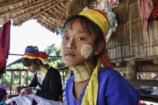 Thailand, Chang Mai, Karen Long Neck hill tribe village (Kayan Lahwi), young girl and her mother in traditional costumes. Women put brass rings on their neck when they are 5 or 6 years old and increas — Stock Photo, Image