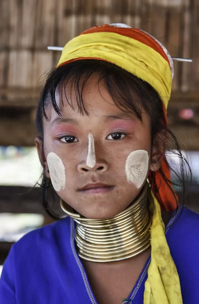 Tailandia, Chang Mai, Karen Long Neck pueblo de la tribu de la colina (Kayan Lahwi), niña con trajes tradicionales. Las mujeres se ponen anillos de latón en el cuello cuando tienen 5 o 6 años y aumentan el número de — Foto de Stock