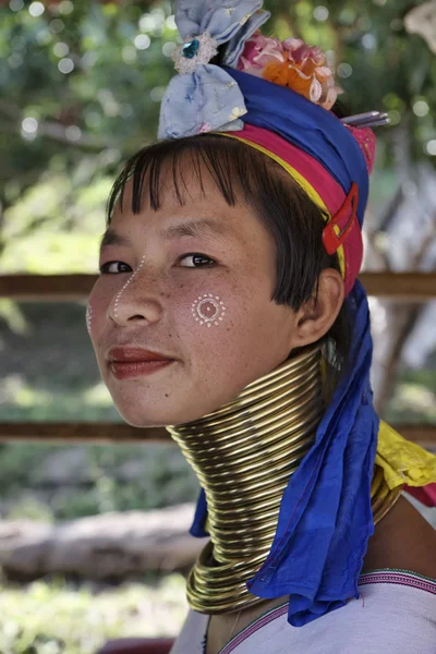 Thailand, chang mai, karen lång hals backen stam byn (kayan lahwi), lång hals kvinna i traditionella dräkter. kvinnor sätta mässing ringar på halsen när de är 5 eller 6 år gammal och öka den stel — Stockfoto
