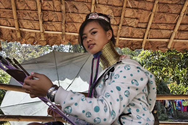 Tayland, chang mai, karen uzun boyunlu tepe kabile Köyü (kayan lahwi), uzun boyunlu kadın geleneksel kostümleri. Ne zaman onlar 5 veya 6 yaşında ve uyuşmuş artırmak kadınlar pirinç halkalar kendi boynuna koy. — Stok fotoğraf