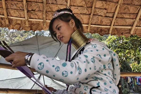 Tayland, chang mai, karen uzun boyunlu tepe kabile Köyü (kayan lahwi), uzun boyunlu kadın geleneksel kostümleri. Ne zaman onlar 5 veya 6 yaşında ve uyuşmuş artırmak kadınlar pirinç halkalar kendi boynuna koy. — Stok fotoğraf