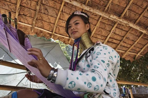 Tailândia, Chang Mai, Karen Long Neck aldeia tribo colina (Kayan Lahwi), mulher de pescoço longo em trajes tradicionais. As mulheres colocam anéis de latão no pescoço quando têm 5 ou 6 anos e aumentam a dormência. — Fotografia de Stock