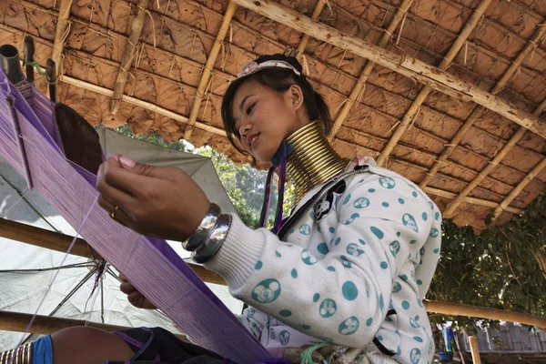 泰国，清迈，凯伦长长的脖子山部落村庄 （kayan lahwi），长长的脖子女人传统服饰。妇女把黄铜戒指放在他们的脖子上时他们是 5、 6 岁和增加麻木 — 图库照片
